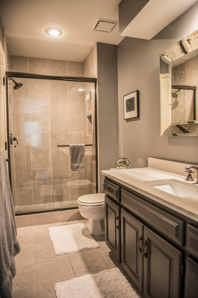 Inspiration för mellanstora klassiska badrum, med luckor med upphöjd panel, bruna skåp, ett fristående badkar, en dusch i en alkov, grå väggar och dusch med skjutdörr