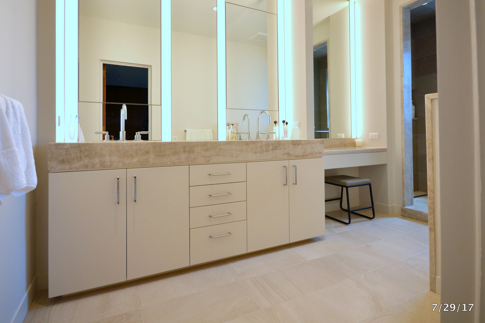 Идея дизайна: большая главная ванная комната в стиле неоклассика (современная классика) с мраморной плиткой, бежевыми стенами, полом из керамогранита, врезной раковиной, столешницей из кварцита и бежевым полом