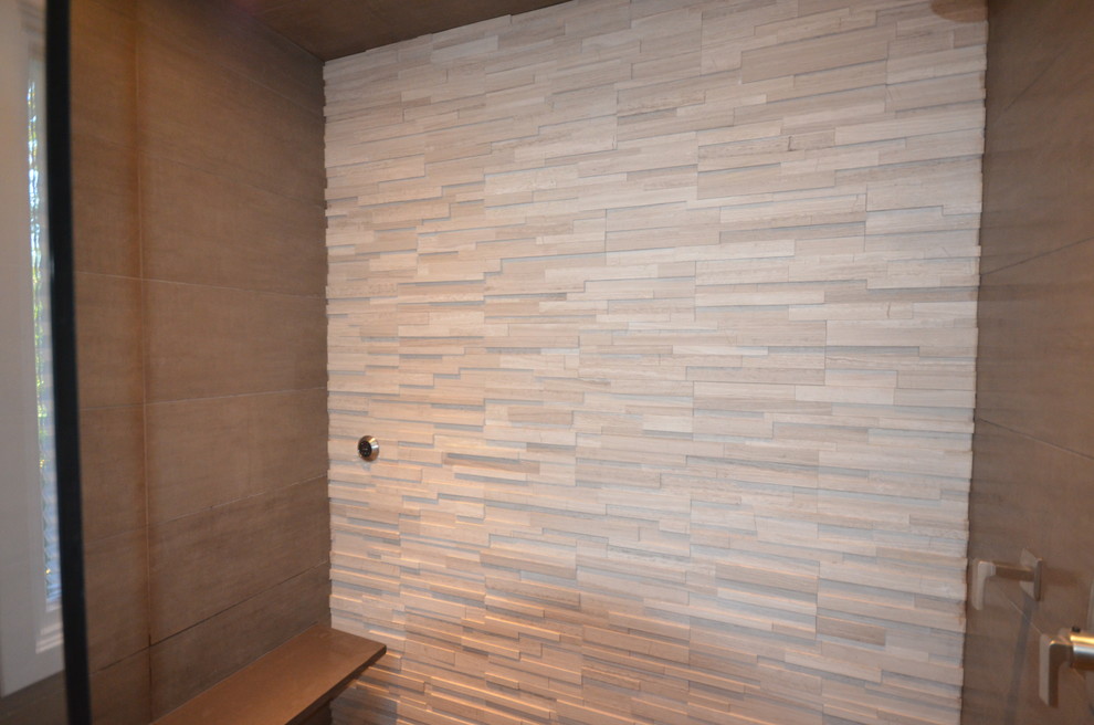 シカゴにあるトランジショナルスタイルのおしゃれなマスターバスルーム (石タイル、磁器タイルの床) の写真