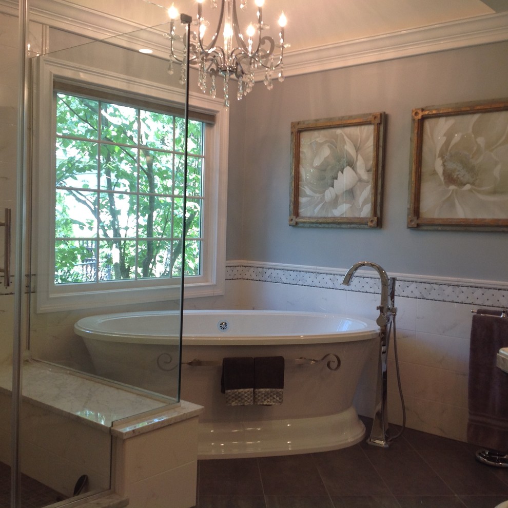 Foto di una stanza da bagno chic con vasca freestanding e piastrelle in gres porcellanato