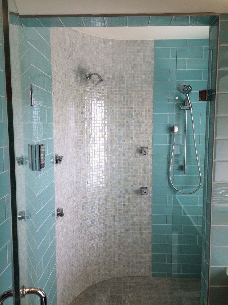 Immagine di una grande stanza da bagno padronale contemporanea con doccia alcova, piastrelle bianche, piastrelle a mosaico, pareti blu, pavimento marrone e porta doccia a battente