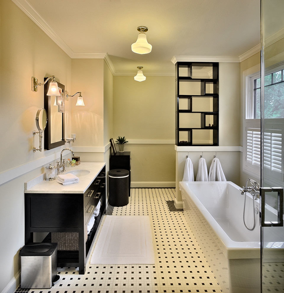 Пример оригинального дизайна: ванная комната среднего размера в современном стиле с плоскими фасадами, черными фасадами, отдельно стоящей ванной, бежевыми стенами, накладной раковиной, столешницей из искусственного камня и душем с распашными дверями