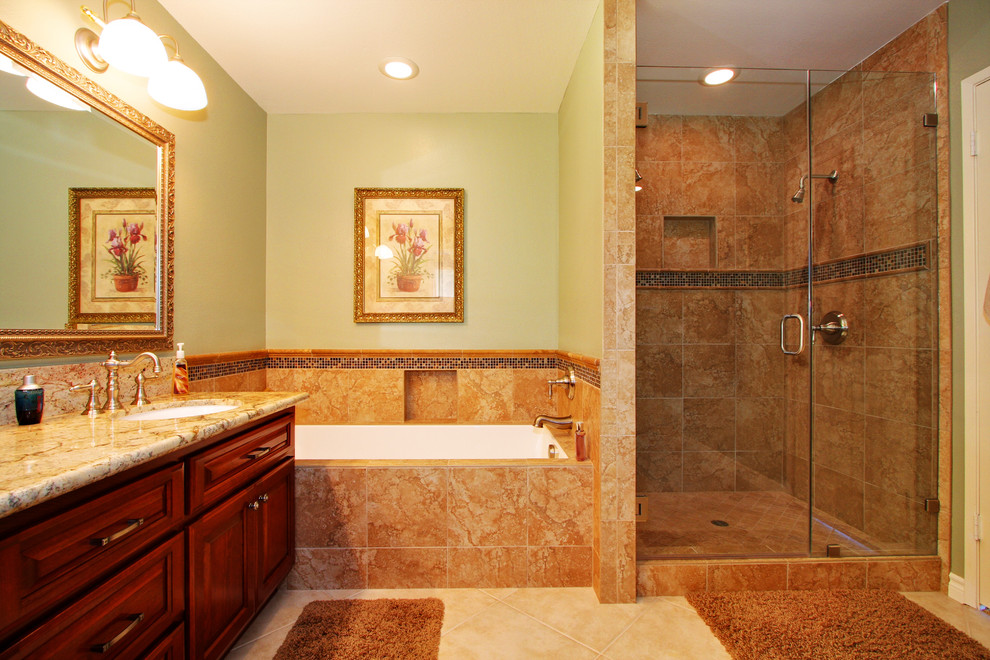 Idées déco pour une douche en alcôve principale classique en bois brun avec un lavabo posé, un placard avec porte à panneau encastré, un plan de toilette en granite, un carrelage marron, des carreaux de céramique, un mur vert, un sol en carrelage de céramique et une baignoire encastrée.