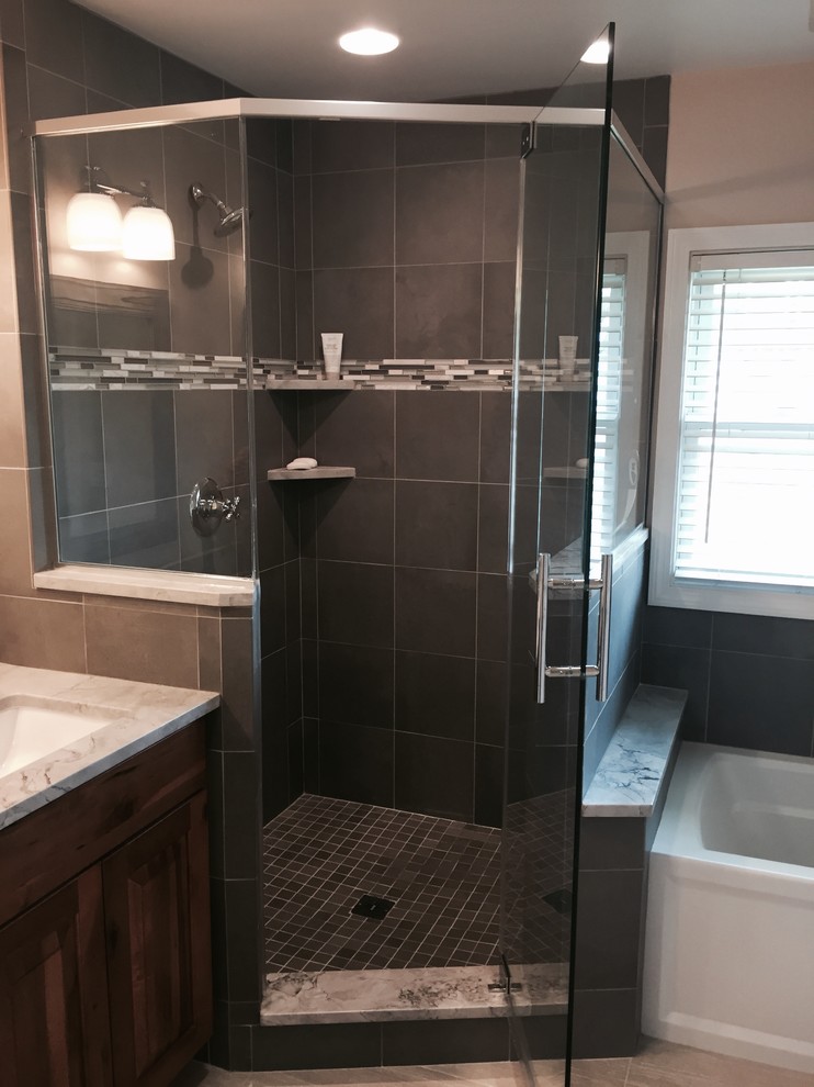 Idéer för mellanstora funkis badrum, med skåp i shakerstil, skåp i mellenmörkt trä, ett badkar i en alkov, en hörndusch, grå kakel, vita väggar, ett undermonterad handfat, marmorbänkskiva och med dusch som är öppen