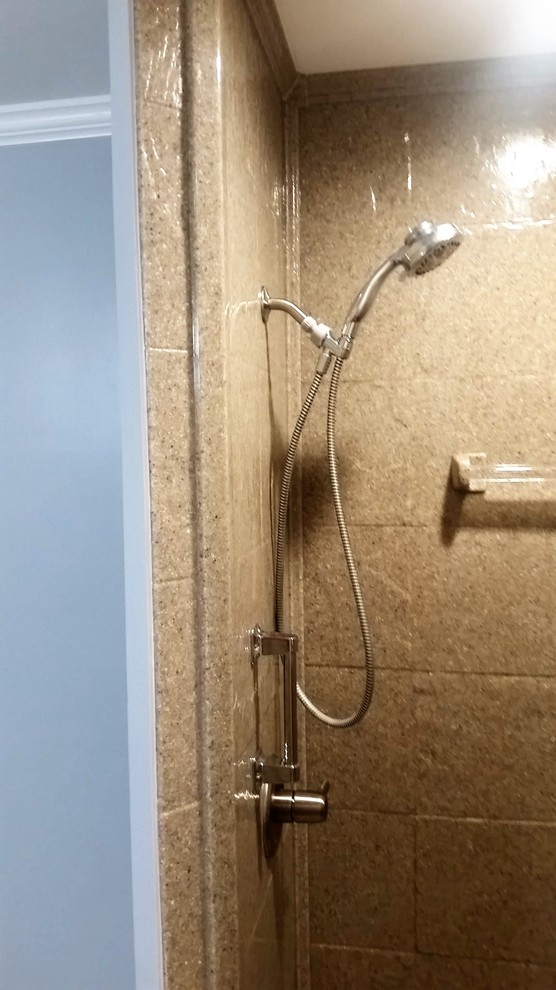Bild på ett mellanstort vintage badrum, med en hörndusch, en toalettstol med separat cisternkåpa, blå väggar, vinylgolv, ett undermonterad handfat, beiget golv och med dusch som är öppen
