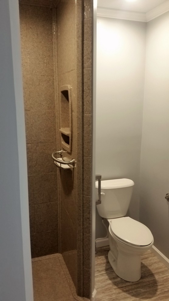 Идея дизайна: ванная комната среднего размера в классическом стиле с угловым душем, раздельным унитазом, синими стенами, полом из винила, врезной раковиной, бежевым полом и открытым душем