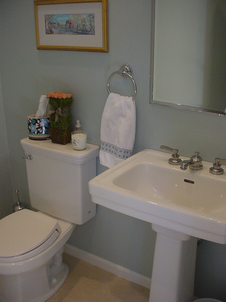 Стильный дизайн: маленькая ванная комната в современном стиле с раздельным унитазом, синими стенами, полом из керамической плитки, душевой кабиной и раковиной с пьедесталом для на участке и в саду - последний тренд