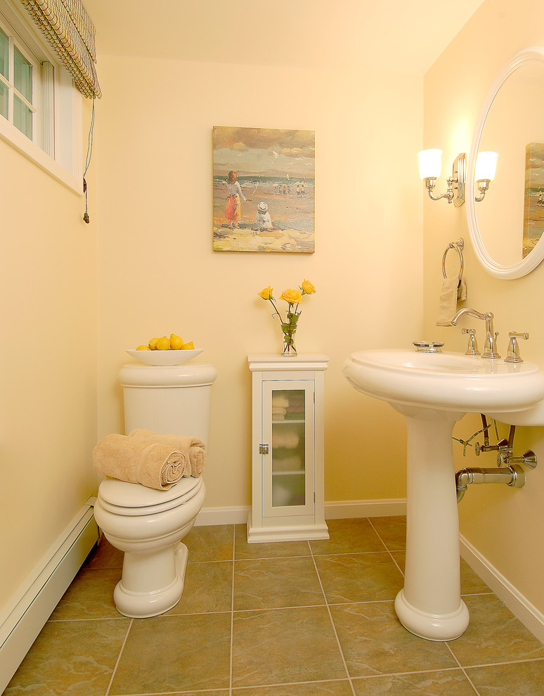 Idéer för att renovera ett mellanstort funkis badrum med dusch, med luckor med glaspanel, vita skåp, en toalettstol med separat cisternkåpa, beige kakel, keramikplattor, beige väggar, klinkergolv i keramik och ett piedestal handfat