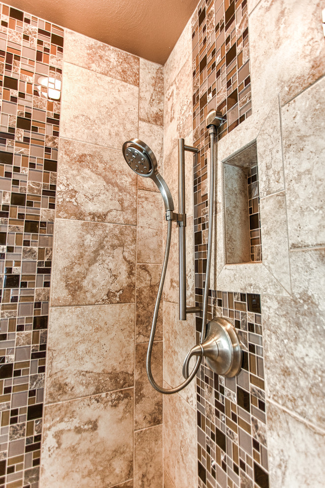Immagine di una stanza da bagno padronale classica di medie dimensioni con ante con bugna sagomata, ante in legno scuro, vasca ad alcova, doccia ad angolo, pareti beige e lavabo sottopiano
