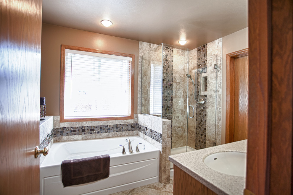 Пример оригинального дизайна: главная ванная комната среднего размера в классическом стиле с фасадами с выступающей филенкой, фасадами цвета дерева среднего тона, ванной в нише, угловым душем, бежевыми стенами и врезной раковиной