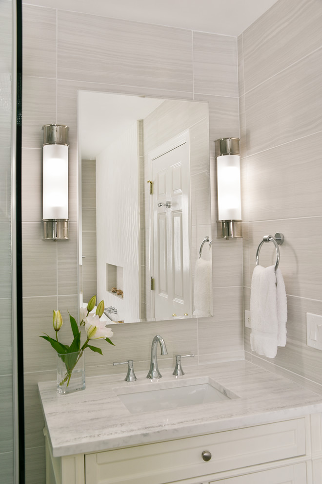 Idéer för ett litet modernt badrum, med möbel-liknande, vita skåp, ett fristående badkar, en hörndusch, en toalettstol med separat cisternkåpa, grå kakel, porslinskakel, grå väggar, klinkergolv i porslin, ett undermonterad handfat, bänkskiva i kvarts, grått golv och dusch med gångjärnsdörr