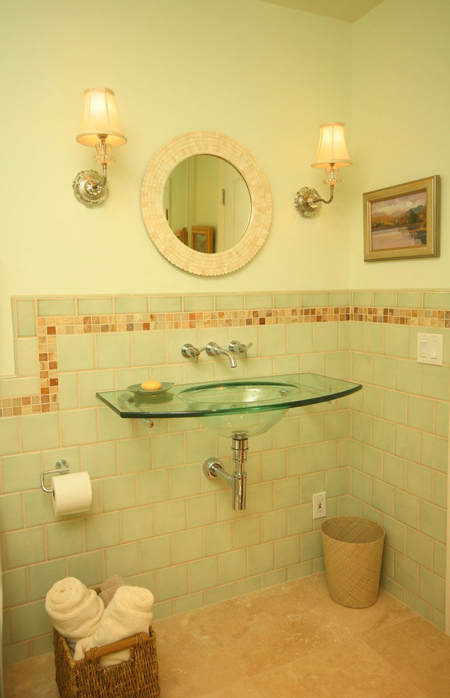 Réalisation d'une petite salle de bain tradition en bois clair avec un lavabo intégré, un plan de toilette en verre, WC séparés, un carrelage vert, des carreaux de céramique, un mur vert, un sol en carrelage de porcelaine et un placard avec porte à panneau surélevé.