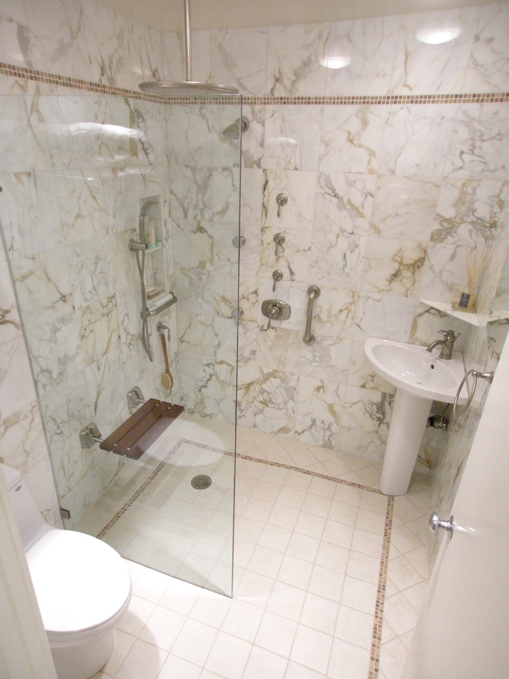 Inspiration för ett mellanstort vintage en-suite badrum, med ett piedestal handfat, en kantlös dusch, en toalettstol med hel cisternkåpa, vit kakel, stenkakel och marmorgolv