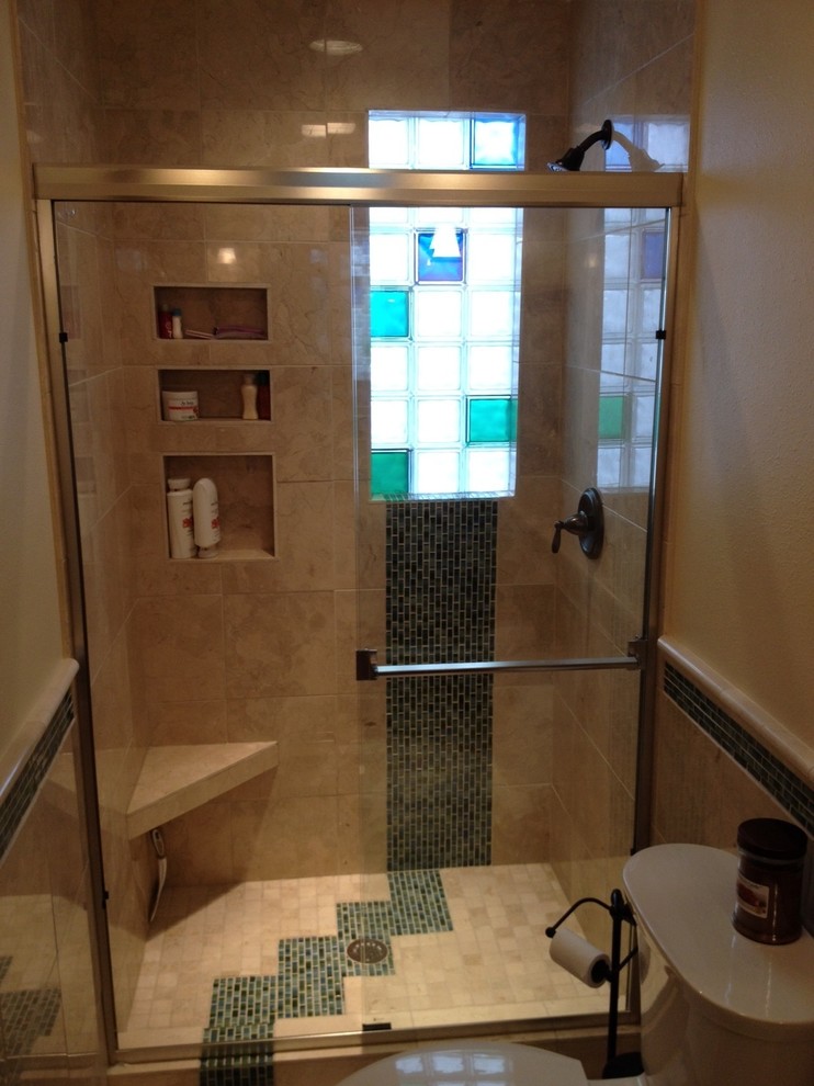 Imagen de cuarto de baño principal clásico renovado de tamaño medio con ducha empotrada, baldosas y/o azulejos beige, baldosas y/o azulejos de cerámica y paredes beige