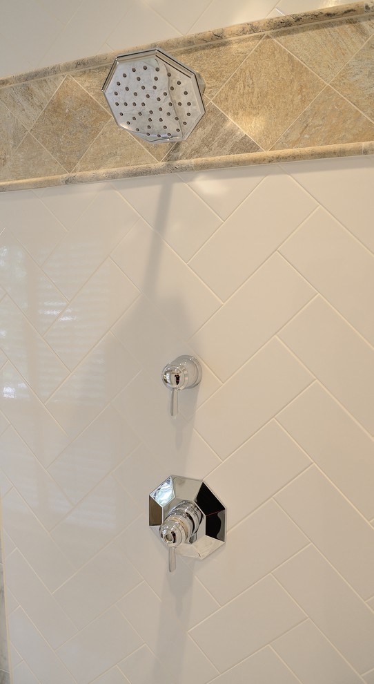 Klassisches Badezimmer mit grauer Wandfarbe, Marmorboden und Marmor-Waschbecken/Waschtisch in Houston