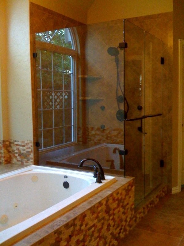 Idée de décoration pour une salle de bain principale tradition de taille moyenne avec une baignoire en alcôve, une douche d'angle, un carrelage marron, des carreaux de porcelaine, un mur jaune et un sol en carrelage de céramique.