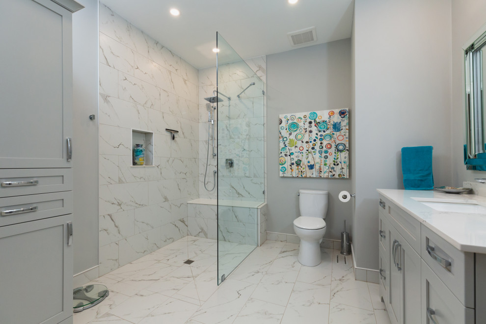 Immagine di una stanza da bagno tradizionale con ante in stile shaker, ante grigie, doccia a filo pavimento, piastrelle bianche, pareti grigie, lavabo sottopiano, pavimento bianco, doccia aperta e top bianco