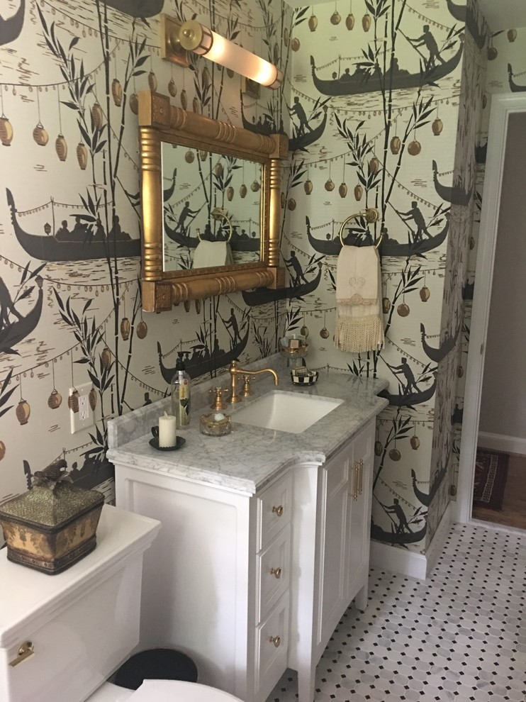 Klassisk inredning av ett litet badrum, med luckor med infälld panel, vita skåp, en öppen dusch, en toalettstol med separat cisternkåpa, mosaikgolv, ett undermonterad handfat, marmorbänkskiva, vitt golv och med dusch som är öppen