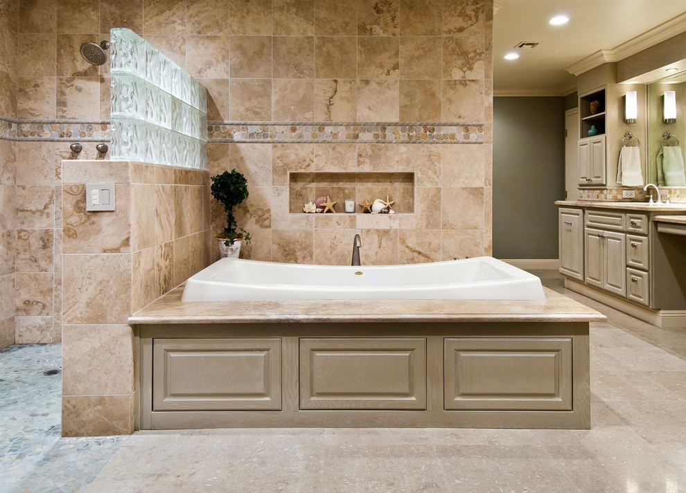 Стильный дизайн: ванная комната в стиле неоклассика (современная классика) с открытым душем, открытым душем и фартуком - последний тренд