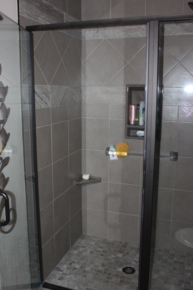 Foto di una stanza da bagno padronale tradizionale con doccia aperta, WC monopezzo, piastrelle blu, piastrelle di vetro, pareti grigie, pavimento con piastrelle in ceramica, lavabo integrato e top in onice