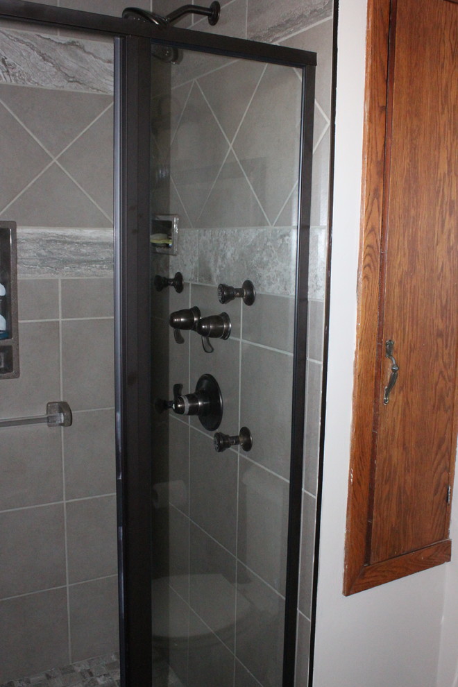 Стильный дизайн: главная ванная комната в классическом стиле с открытым душем, унитазом-моноблоком, синей плиткой, стеклянной плиткой, серыми стенами, полом из керамической плитки, монолитной раковиной и столешницей из оникса - последний тренд