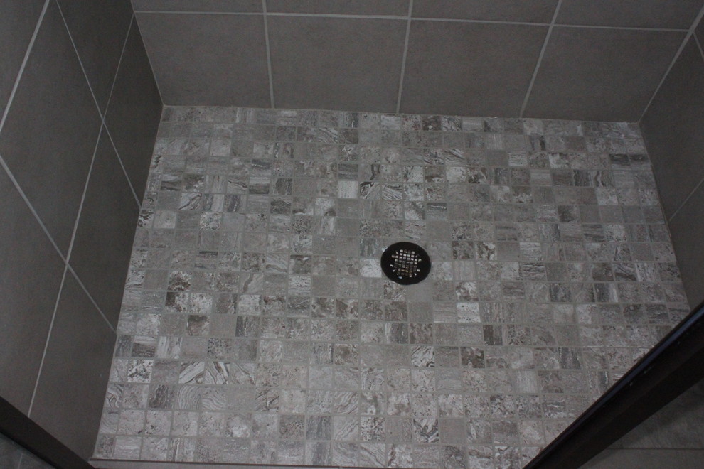 Idée de décoration pour une salle de bain principale tradition avec une douche ouverte, WC à poser, un carrelage bleu, un carrelage en pâte de verre, un mur gris, un sol en carrelage de céramique, un lavabo intégré et un plan de toilette en onyx.