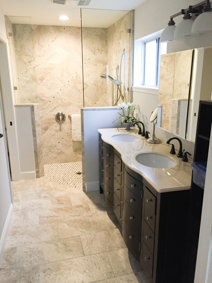 Exempel på ett mellanstort klassiskt en-suite badrum, med möbel-liknande, bruna skåp, en dusch i en alkov, beige kakel, keramikplattor, vita väggar, travertin golv, ett undermonterad handfat, bänkskiva i kvarts, beiget golv och med dusch som är öppen
