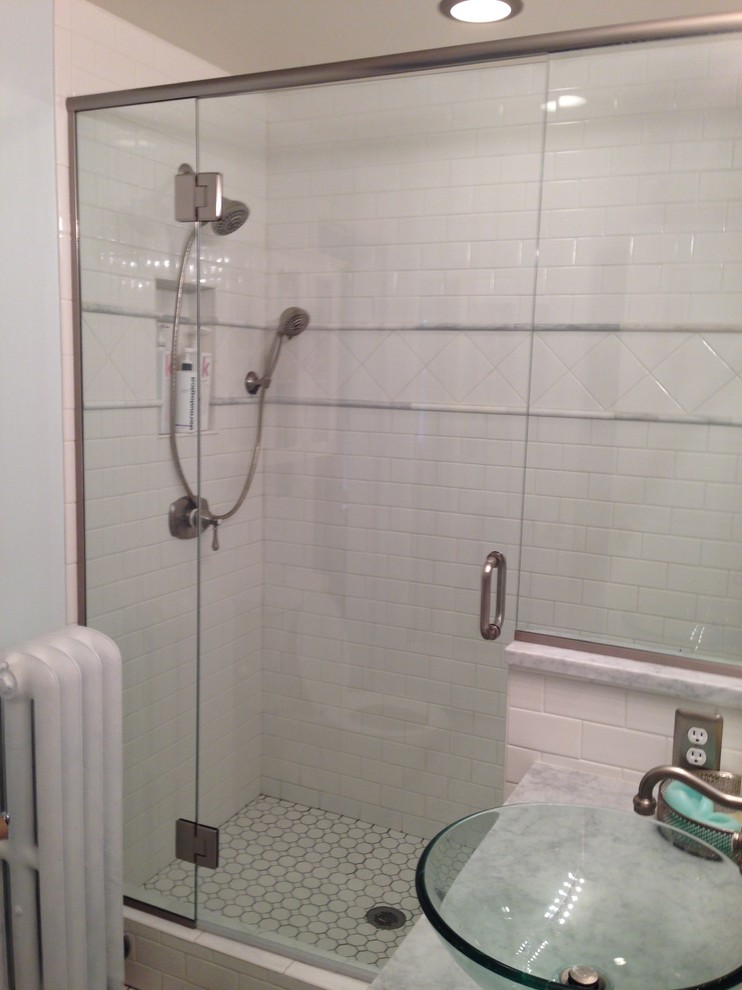 Foto på ett litet amerikanskt en-suite badrum, med ett fristående handfat, luckor med profilerade fronter, vita skåp, marmorbänkskiva, en dusch i en alkov, en toalettstol med separat cisternkåpa, vit kakel, tunnelbanekakel, blå väggar och klinkergolv i keramik