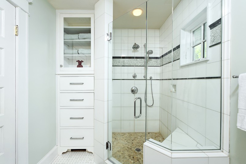 Идея дизайна: маленькая главная ванная комната в стиле неоклассика (современная классика) с стеклянными фасадами, белыми фасадами, душем в нише, белой плиткой, керамической плиткой, белыми стенами, унитазом-моноблоком, полом из галечной плитки, врезной раковиной и мраморной столешницей для на участке и в саду