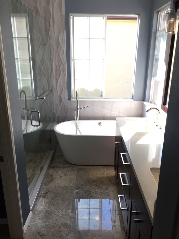Esempio di una stanza da bagno scandinava con vasca freestanding