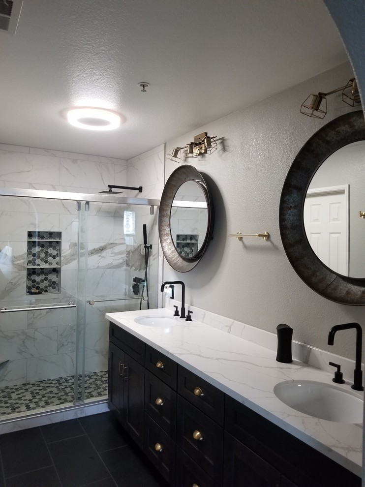 Bild på ett mellanstort funkis vit vitt en-suite badrum, med skåp i shakerstil, skåp i mörkt trä, en öppen dusch, en toalettstol med separat cisternkåpa, grå väggar, klinkergolv i porslin, bänkskiva i kvartsit, svart golv och dusch med skjutdörr
