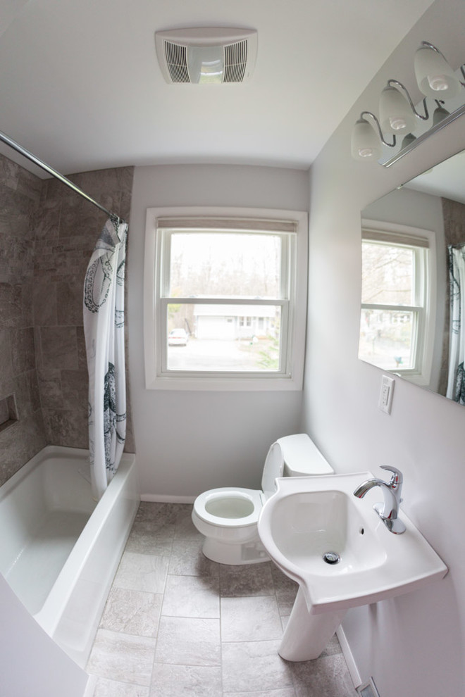 Bild på ett litet funkis en-suite badrum, med ett badkar i en alkov, en dusch i en alkov, en toalettstol med separat cisternkåpa, grå kakel, keramikplattor, grå väggar, klinkergolv i keramik och ett piedestal handfat
