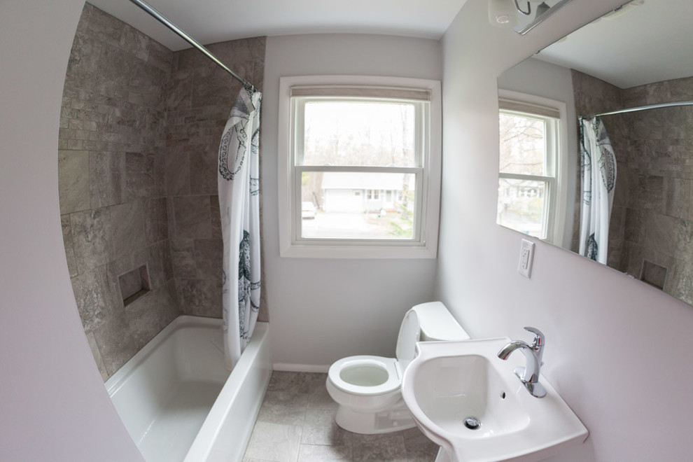 Inspiration för små moderna en-suite badrum, med ett badkar i en alkov, en dusch i en alkov, en toalettstol med separat cisternkåpa, grå kakel, keramikplattor, grå väggar, klinkergolv i keramik och ett piedestal handfat