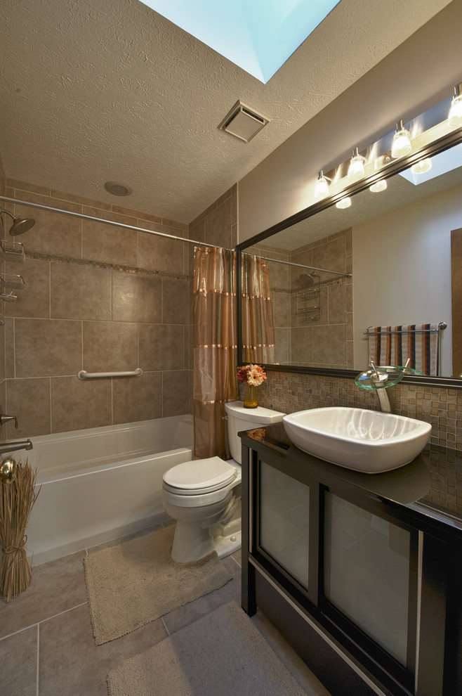 Idée de décoration pour une salle de bain design avec mosaïque, une vasque et une cabine de douche avec un rideau.