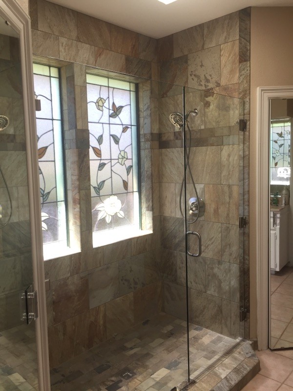 Cette photo montre une salle de bain principale chic de taille moyenne avec une douche à l'italienne, un carrelage multicolore, des carreaux de céramique, un sol en carrelage de céramique, un sol beige et une cabine de douche à porte battante.