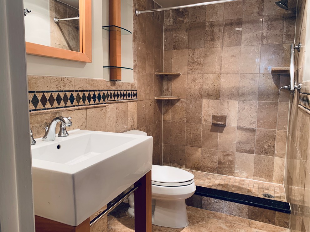Cette image montre une douche en alcôve minimaliste avec un carrelage marron, un sol en carrelage de céramique, un sol beige, aucune cabine et un plan de toilette blanc.