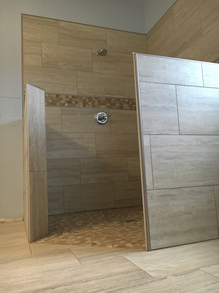 Modelo de cuarto de baño principal tradicional renovado grande con ducha a ras de suelo, baldosas y/o azulejos beige, baldosas y/o azulejos de porcelana y suelo de baldosas de porcelana