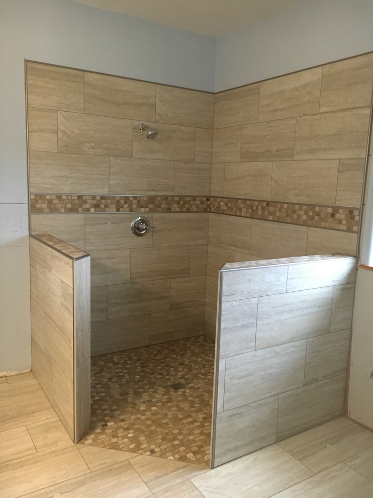 Стильный дизайн: большая главная ванная комната в стиле неоклассика (современная классика) с душем без бортиков, бежевой плиткой, керамогранитной плиткой и полом из керамогранита - последний тренд