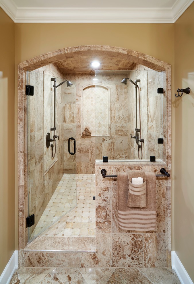 Inspiration för mellanstora medelhavsstil en-suite badrum, med ett fristående handfat, luckor med upphöjd panel, skåp i mellenmörkt trä, granitbänkskiva, en öppen dusch, flerfärgad kakel, stenkakel, beige väggar, travertin golv och en toalettstol med separat cisternkåpa
