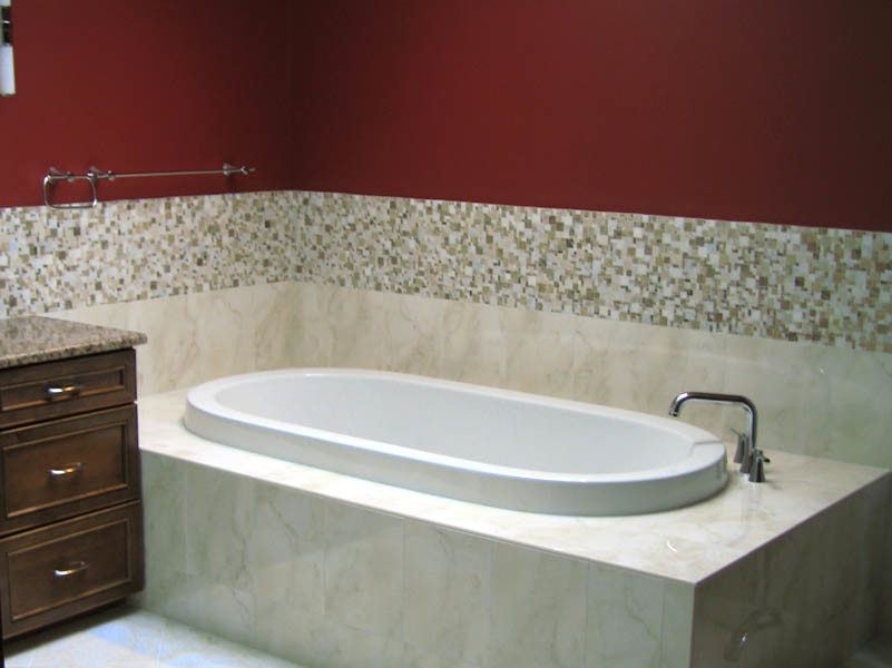 На фото: большая главная ванная комната в классическом стиле с настольной раковиной, фасадами с утопленной филенкой, темными деревянными фасадами, столешницей из гранита, накладной ванной, угловым душем, унитазом-моноблоком, бежевой плиткой, керамической плиткой, красными стенами и полом из керамической плитки с