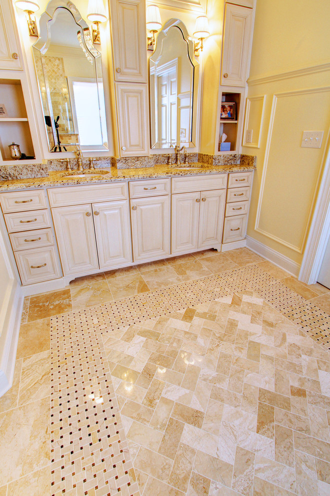 Großes Klassisches Badezimmer En Suite mit Granit-Waschbecken/Waschtisch, Eckdusche, beigen Fliesen und Marmorboden in Charlotte