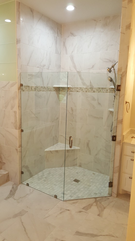 Modern inredning av ett stort en-suite badrum, med skåp i shakerstil, vita skåp, ett fristående badkar, en kantlös dusch, en toalettstol med separat cisternkåpa, vit kakel, glaskakel, gula väggar, klinkergolv i porslin, ett undermonterad handfat, marmorbänkskiva och grått golv