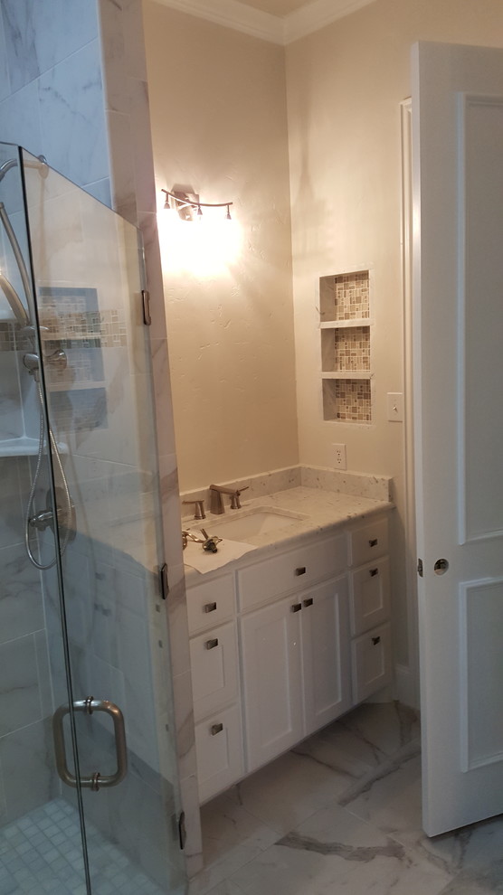 Exempel på ett stort modernt en-suite badrum, med skåp i shakerstil, vita skåp, ett fristående badkar, en kantlös dusch, en toalettstol med separat cisternkåpa, vit kakel, glaskakel, gula väggar, klinkergolv i porslin, ett undermonterad handfat och marmorbänkskiva