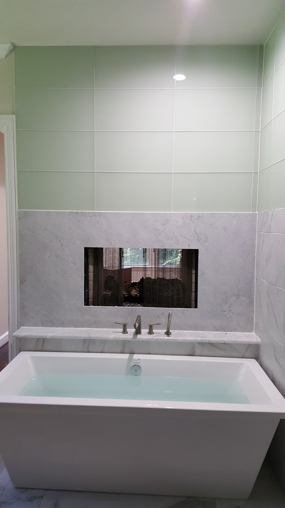 Cette image montre une grande salle de bain principale design avec un placard à porte shaker, des portes de placard blanches, une baignoire indépendante, une douche à l'italienne, WC séparés, un carrelage blanc, un carrelage en pâte de verre, un mur jaune, un sol en carrelage de porcelaine, un lavabo encastré et un plan de toilette en marbre.
