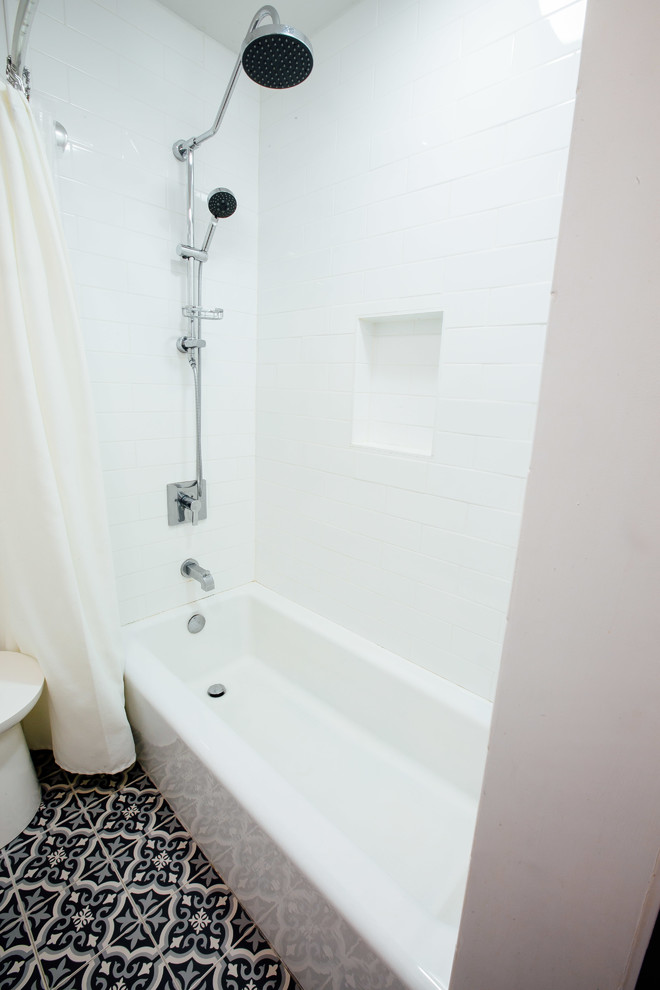 Inspiration för ett litet funkis en-suite badrum, med luckor med glaspanel, vita skåp, en dusch/badkar-kombination, en toalettstol med hel cisternkåpa, vit kakel, keramikplattor, vita väggar, mosaikgolv, ett nedsänkt handfat, bänkskiva i kvartsit, blått golv och dusch med duschdraperi