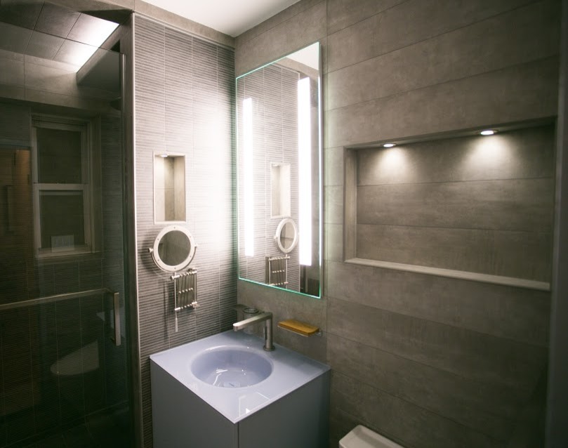 На фото: маленькая ванная комната в современном стиле с биде, серой плиткой, керамогранитной плиткой, серыми стенами, полом из керамогранита и монолитной раковиной для на участке и в саду