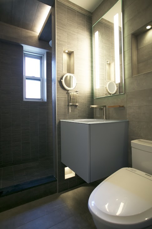 Esempio di una piccola stanza da bagno contemporanea con bidè, piastrelle grigie, piastrelle in gres porcellanato, pareti grigie, pavimento in gres porcellanato e lavabo integrato