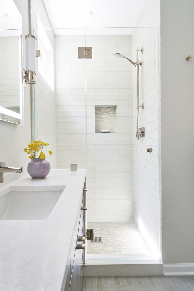 На фото: главная ванная комната среднего размера в современном стиле с плоскими фасадами, темными деревянными фасадами, душем в нише, стеклянной плиткой, полом из керамической плитки, врезной раковиной, зеленым полом, душем с распашными дверями и белой столешницей