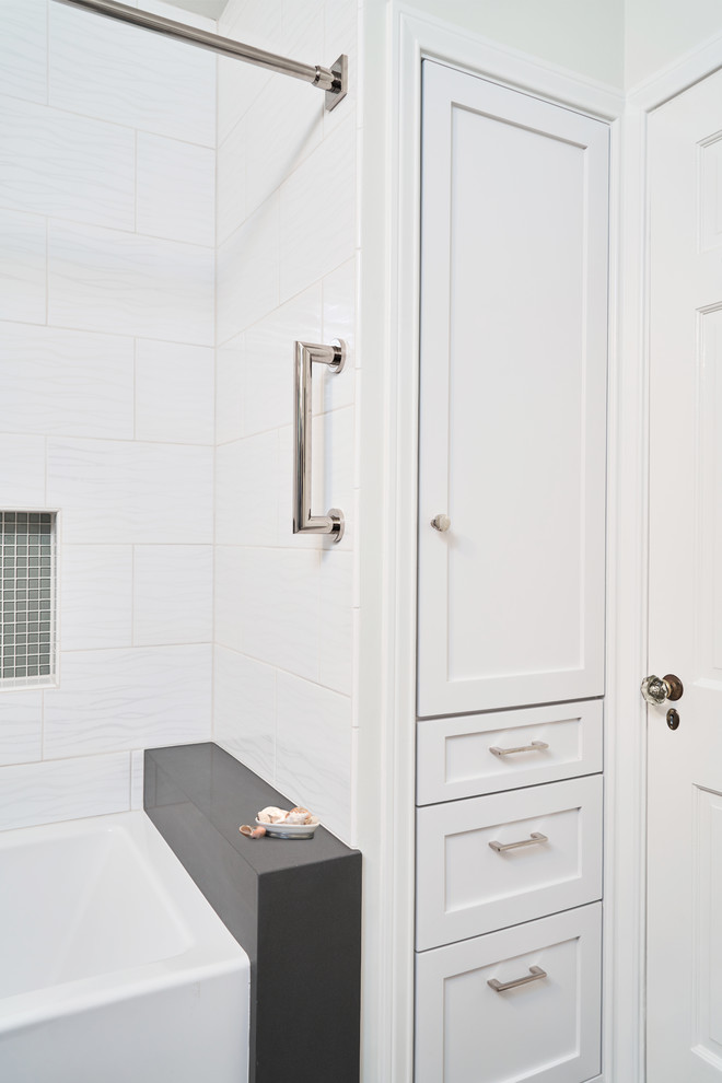 Mittelgroßes Modernes Badezimmer En Suite mit flächenbündigen Schrankfronten, dunklen Holzschränken, Badewanne in Nische, Duschvorhang-Duschabtrennung und schwarzer Waschtischplatte in Los Angeles
