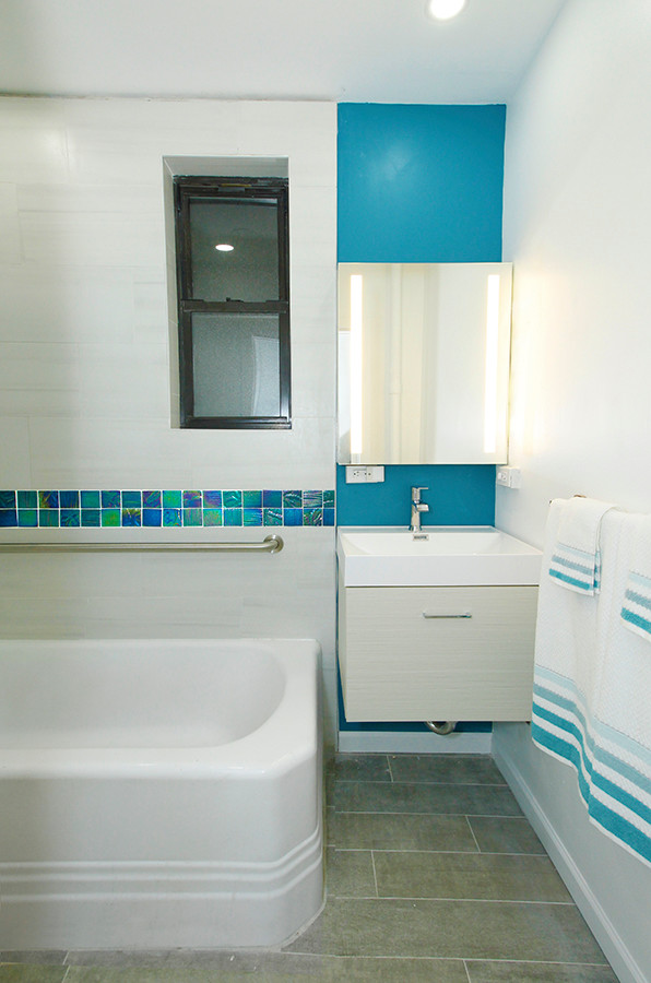 Idée de décoration pour une salle de bain minimaliste de taille moyenne avec une baignoire d'angle, un combiné douche/baignoire, WC à poser, un carrelage blanc, des carreaux de céramique, un mur blanc, un sol en carrelage de céramique, un lavabo suspendu, un sol gris et aucune cabine.